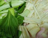 Hình bước làm 1 của món Canh nấm cải thìa nấu thịt xay