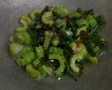 Foto langkah ke 3 dari resep Tumis simple pare pakis.