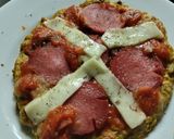 Foto del paso 7 de la receta: "Pizza" con base de coliflor al sartén de salchicha, queso y tomate🧀🍅🥫🍕