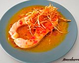 Foto del paso 4 de la receta: Salmón en salsa de naranja con tiras de puerro crujientes