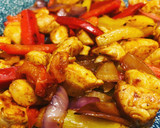 Foto del paso 3 de la receta: Fajitas de pollo, pimiento, cebolla morada, tomatillos y chiles poblanos