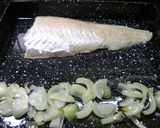 Foto del paso 4 de la receta: Merluza a la pizza con papas crocantes