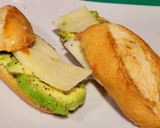 Foto del paso 4 de la receta: Desayuno con aguacate, queso de oveja y frutos secos
