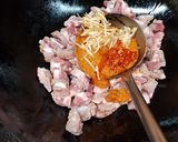 รูปขั้นตอนการทำที่ 2 ของ กระดูกหมูอ่อนคั่วพริกแกงใต้