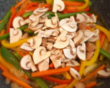 Foto del paso 4 de la receta: Noodles con pollo y gambas