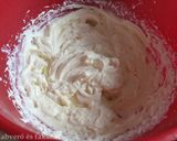 Epres fehércsokoládés-mascarponés vörösbársony torta recept fázis 6 fotója