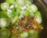 Foto langkah ke 2 dari resep Sayur Bening Oyong.