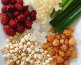 A picture of step 1 of Snow Fungus, Red Date, Lotus Seed, Longan, and Rock Sugar Sweet Soup.