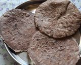 A picture of step 5 of Ragi flour bhakri (nachni chi bhakri with brinjal bharta).
