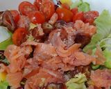 Foto del paso 4 de la receta: Ensalada tibia con salmón ahumado, dátiles, cherry y mezclum
