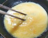 「金沙滑蛋」雞蛋和鹹蛋混搭的食譜步驟3照片