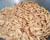 Foto langkah ke 2 dari resep Kerupuk bawang gunting.