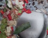Foto langkah ke 2 dari resep Cumi Asin Pedas Oseng Kemangi.