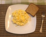 Foto del paso 3 de la receta: Huevos revueltos con crema y queso