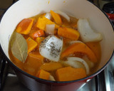 Foto del paso 2 de la receta: Crema de calabaza Hokkaido y cebolla blanca a las hierbas