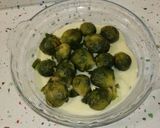 Foto del paso 5 de la receta: Coles de Bruselas con puré de patatas y gratinadas con bechamel de remolacha, pasas y queso