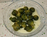 Foto del paso 5 de la receta: Coles de Bruselas con puré de patatas y gratinadas con bechamel de remolacha, pasas y queso