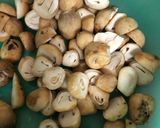 รูปขั้นตอนการทำที่ 1 ของ 🍄เห็ดผัดน้ำมันหอย 🍄