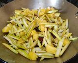A picture of step 4 of Lauki ke Chilke ki Sabzi.
