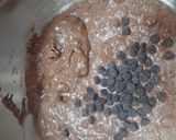 Foto langkah ke 4 dari resep Super Moist Double Chocolate Banana Cake.