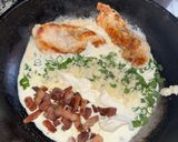 Foto del paso 3 de la receta: Pollo a la crema con verdeo y tocineta