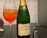A picture of step 1 of Aperol Spritz.