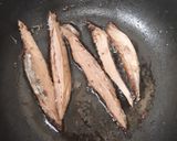 Foto langkah ke 2 dari resep Tumis Pindang Tongkol Saus Tiram.