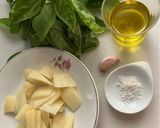 Foto del paso 1 de la receta: Pesto de albahaca y piñones, en el mortero