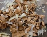 Foto langkah ke 2 dari resep Mushroom Alfredo Pasta.