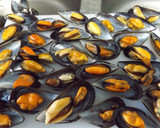 Foto del paso 1 de la receta: Mejillones con salsa de tomates