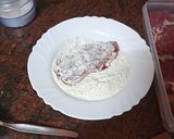 Foto del paso 4 de la receta: Libritos de solomillo relleno con papas fritas a la pimienta