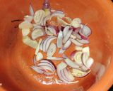 Foto del passaggio 1 della ricetta Fegatini di pollo cotti in pentola di terracotta