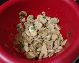 Foto del paso 4 de la receta: Cerdo frito con salsa de champiñones al ajillo y arroz blanco