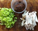 รูปขั้นตอนการทำที่ 1 ของ ไก่ผัดเซเลอรี่และพริกเสฉวนมิโสะ