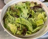 Une image de l'étape 2 de Salade verte aux deux fromages, persil et sauce verte.