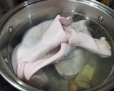 Hình bước làm 1 của món Phá lấu tai mũi heo