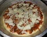 Foto langkah ke 10 dari resep Pizza Rumahan di panggang di atas kompor.