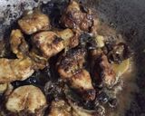 Gambar langkah 4 resipi Ayam Masak Kicap Lada Hitam & Cendawan Hitam.