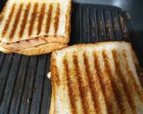 A picture of step 4 of Cheese chilli sandwich.