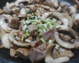 Foto del paso 2 de la receta: Paella de magro, champi y ajetes