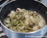 Foto del passaggio 2 della ricetta Seppioline in umido con insalata di zucchine