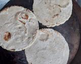 Foto del paso 3 de la receta: Entomatadas sencillas con tortilla de mano🫓