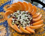 Une image de l'étape 12 de Salade de melon au concombre, tomate noire, oignon rouge et feta.