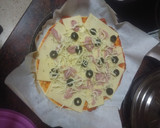Foto del paso 2 de la receta: Pizza de jamón y aceitunas negras sencilla