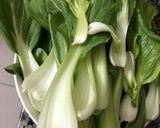 Hình bước làm 2 của món Tôm xào nấm đùi gà,cải thìa