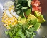 Foto langkah ke 2 dari resep Mexican Avocado tomato salad ala fe.