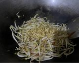 Foto langkah ke 3 dari resep Tumis Toge Ikan Teri.
