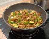 Foto del paso 2 de la receta: Wok de pollo con calabacín, cebolla y pimiento