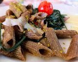 Foto del passaggio 2 della ricetta Pennette di canapa bio con agretti pomodorini e pistacchio
