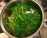 Hình bước làm 1 của món Broccoli Goma-ae (Bông cải xanh trộn sốt mè rang của Nhật)